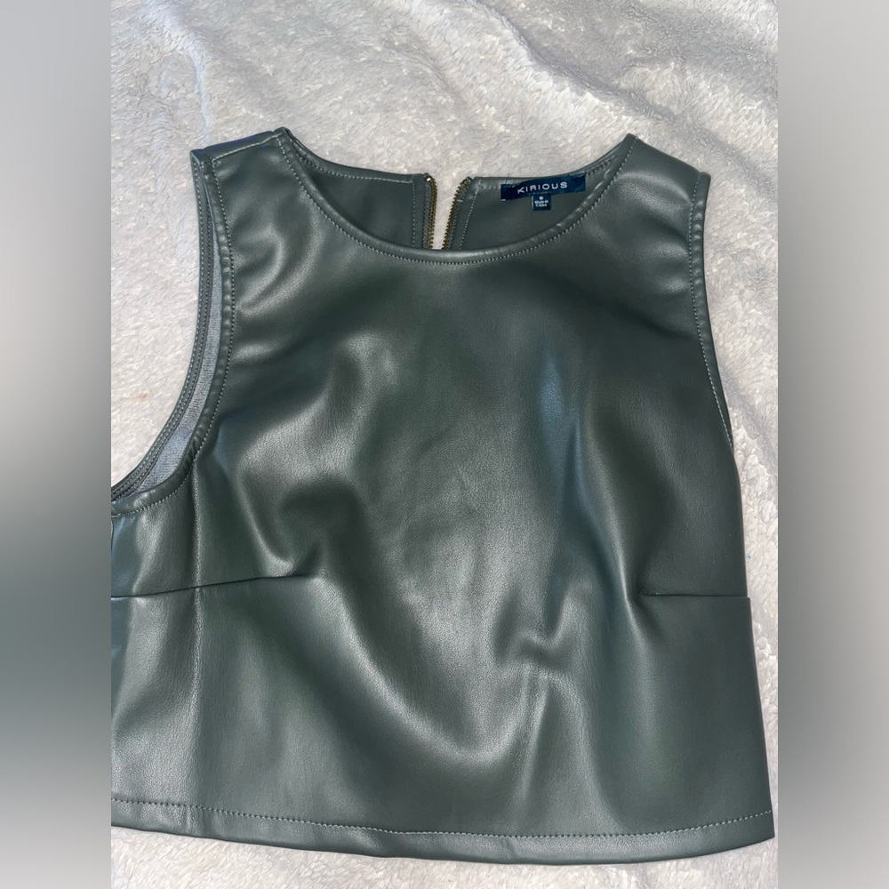 Size small , leather, fur inside top, brand name - Krious